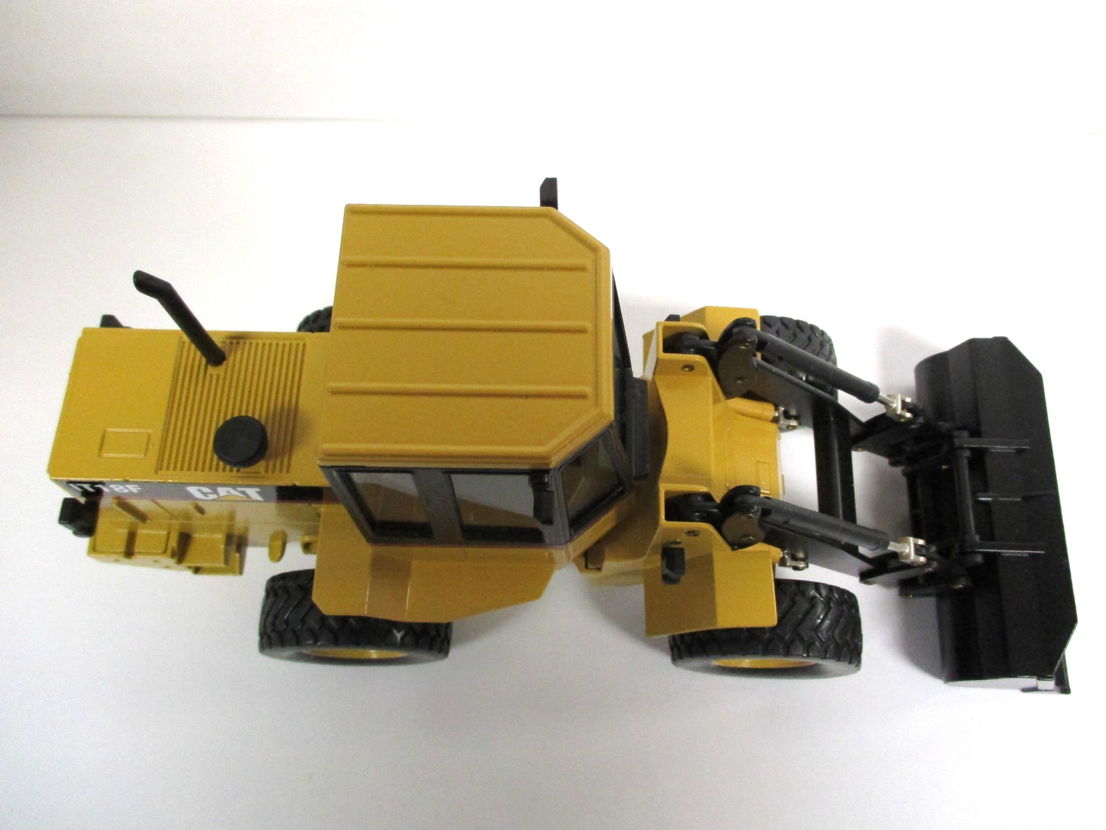 JOAL – CATERPILLAR / CAT 1T18F RUBBER TIRE LOADER – 1/25 DIECAST