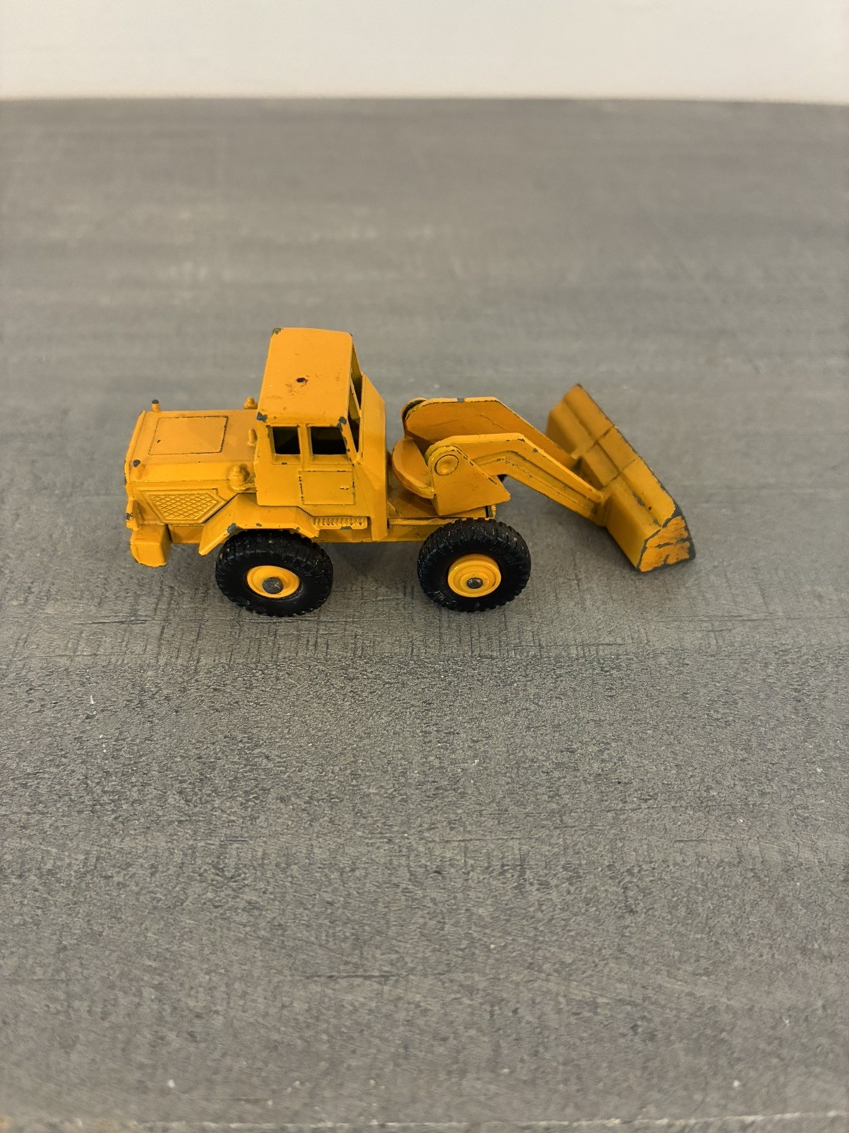 VINTAGE MATCHBOX LESNEY NO 69 TRACTOR SHOVEL DIE-CAST LOADER MADE IN ENGLAND