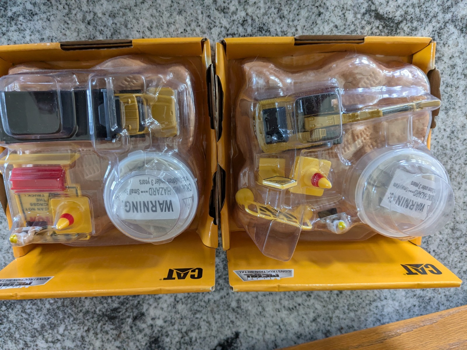 2 pc Diecast Masters CAT earth movers 1:87 HO Scale