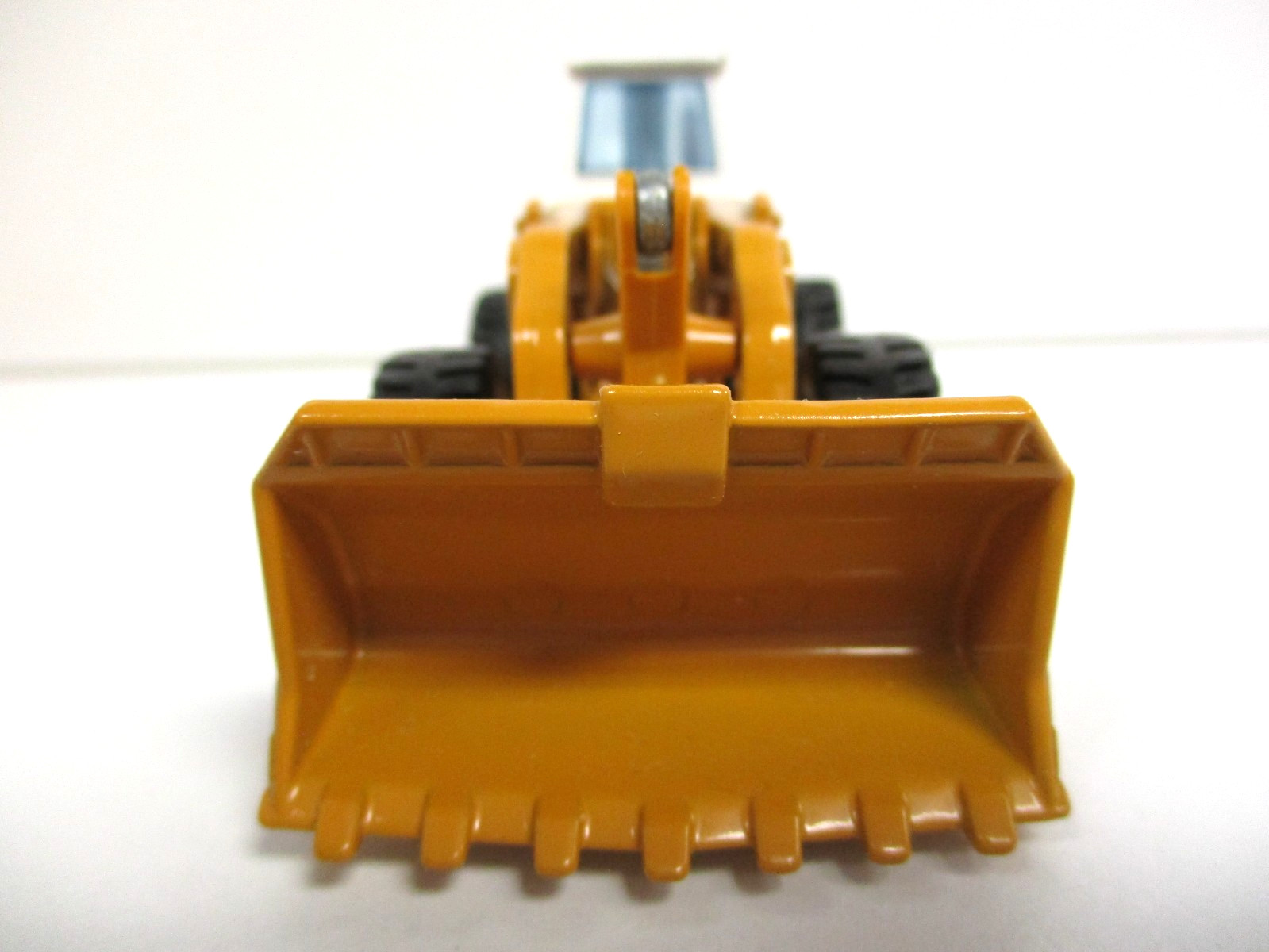 TOMICA / DANDY – INTERNATIONAL PAY LOADER 560 BUCKET LOADER- 1/80 DIECAST
