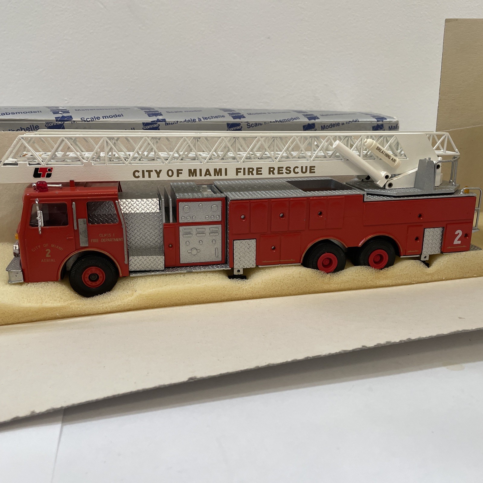 Conrad 5509 City Of Miami Fire Rescue 2 Aerial Ladder Truck 1:43 Collector Toy