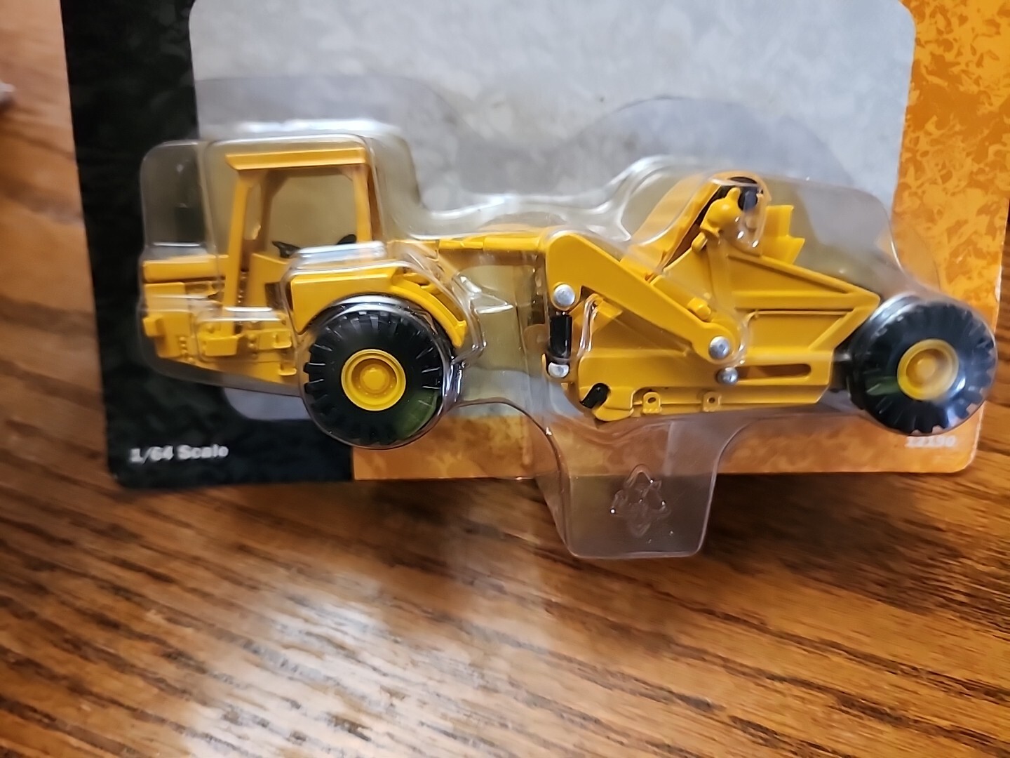NEW SEALED Ertl 1:64 Scale Elevating Scraper Die Cast Metal
