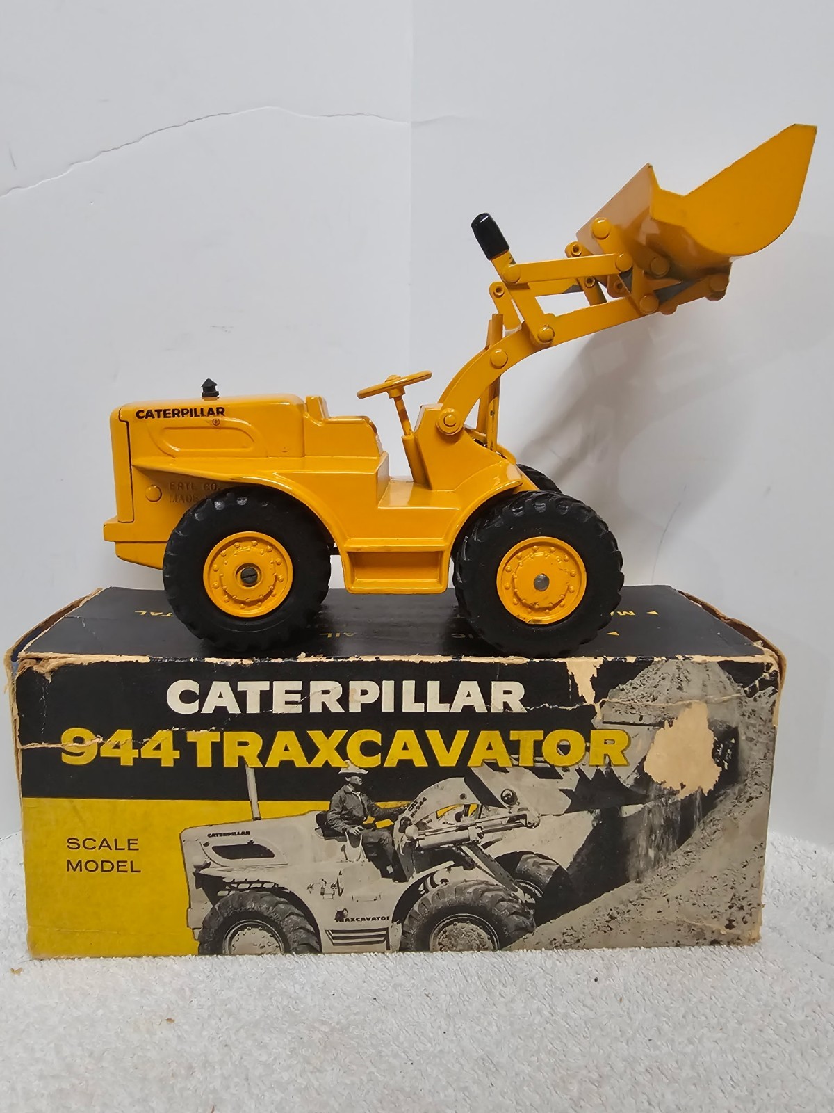 Vintage 1960s ERTL Caterpillar 944 Traxcavator 1:24 Diecast Loader w/ Box EUC
