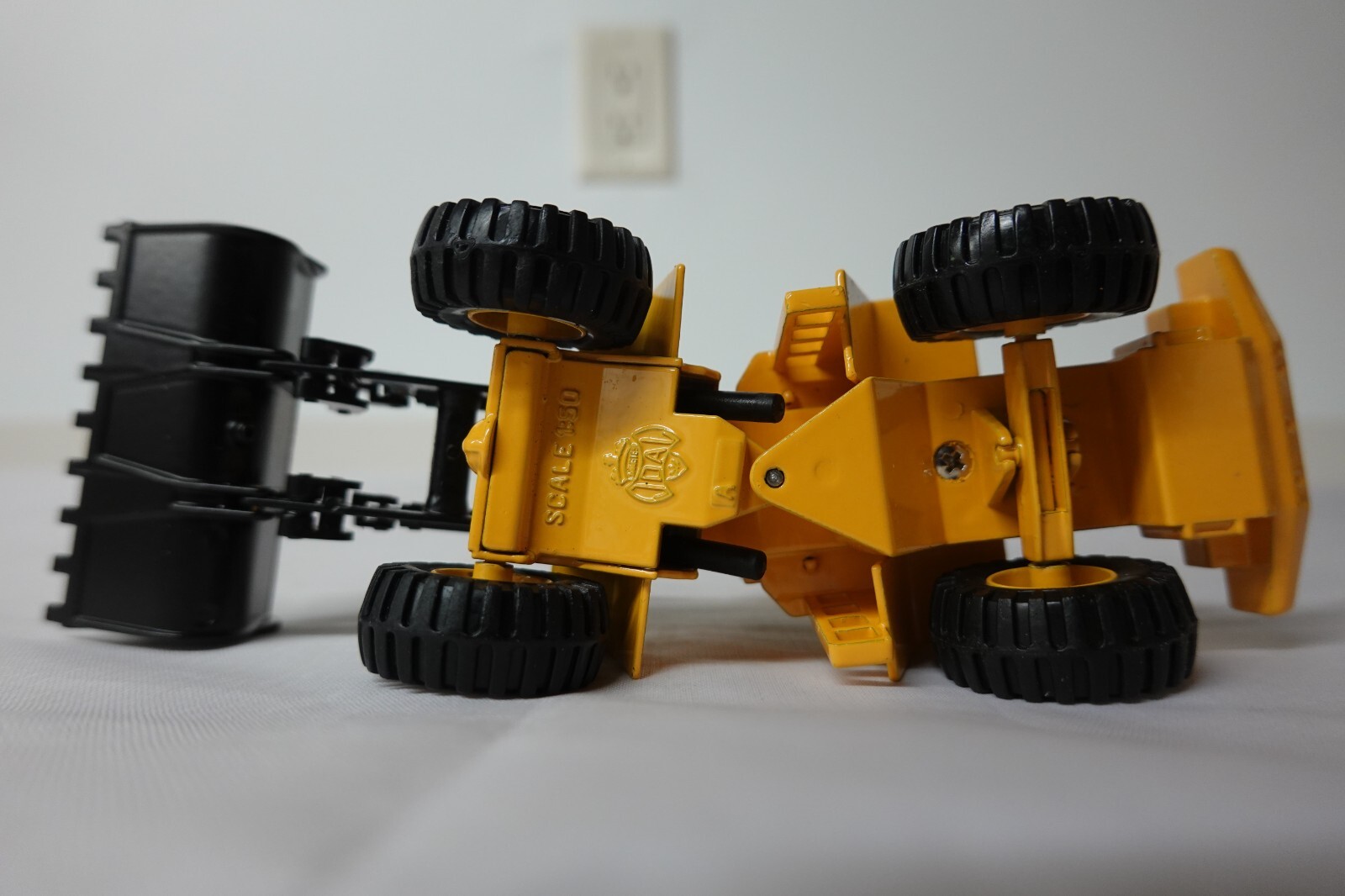 JOAL 227 Volvo BM L160 Wheel Loader 1:50 Scale