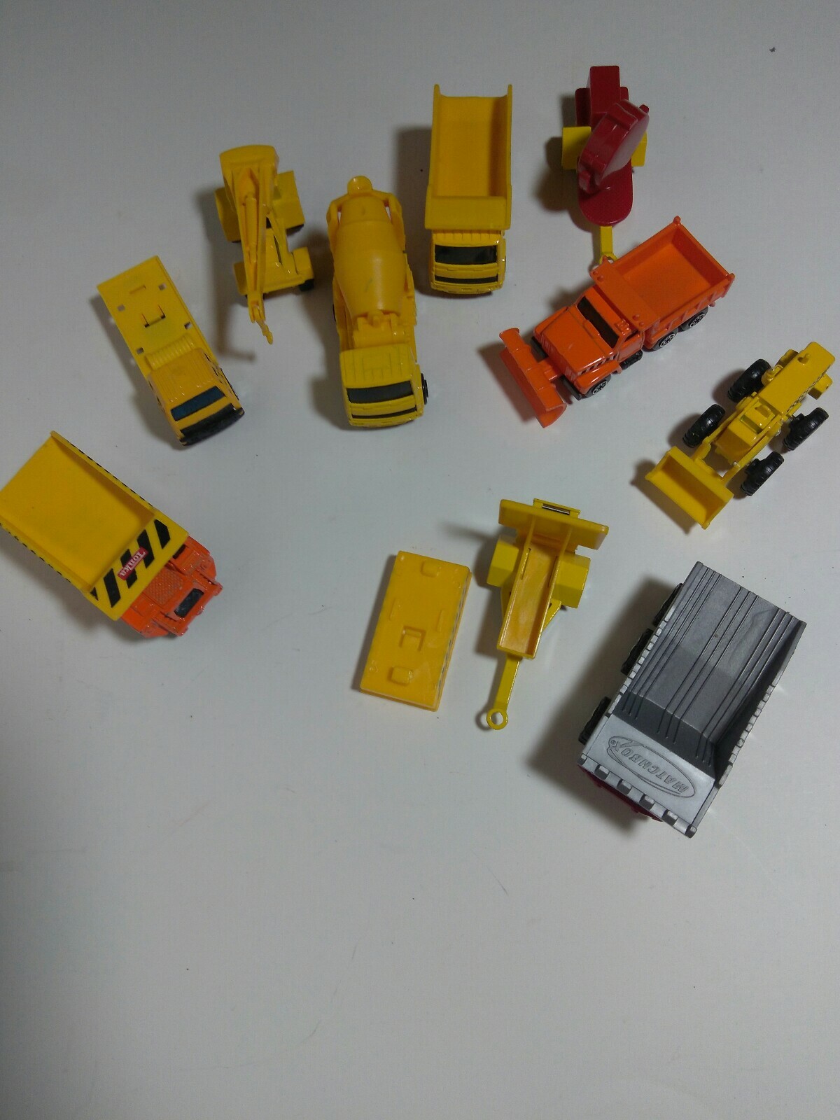 MAISTO 2002 Tonka and Matchbox Diecast and Plastic – Assorted lot of 11with Case