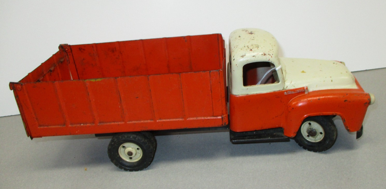 VINTAGE TRU-SCALE PRESSED STEEL INTERNATIONAL FARM TRUCK WITH DROP DOWN RAMP