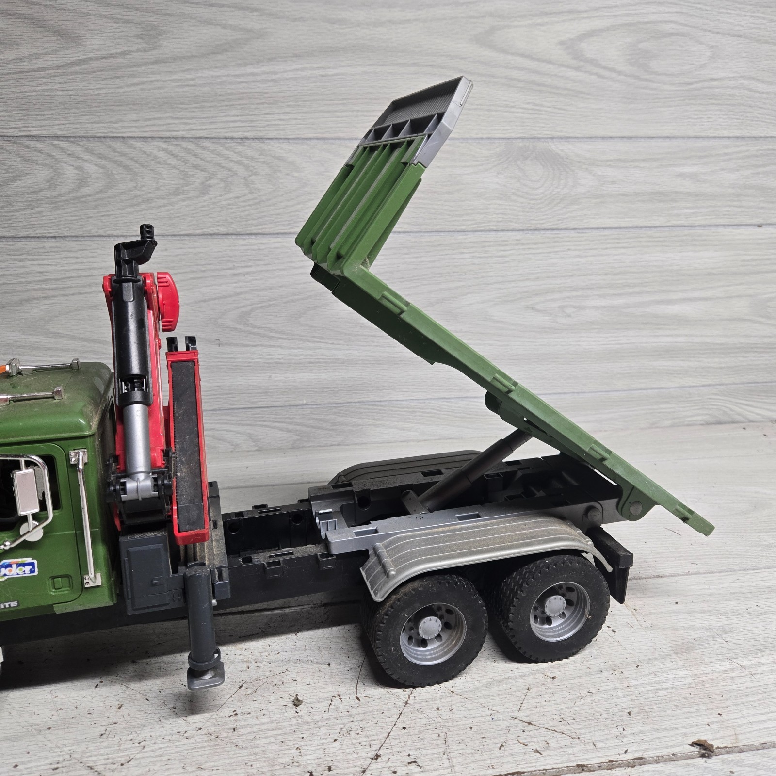Bruder 1:16 Mack Green Log Truck Flat Bed With Crane