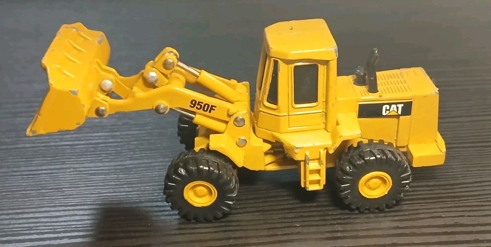 ERTL Caterpillar CAT – 950F Wheel Loader 1:64 Scale Diecast Lionel Flatcar VTG