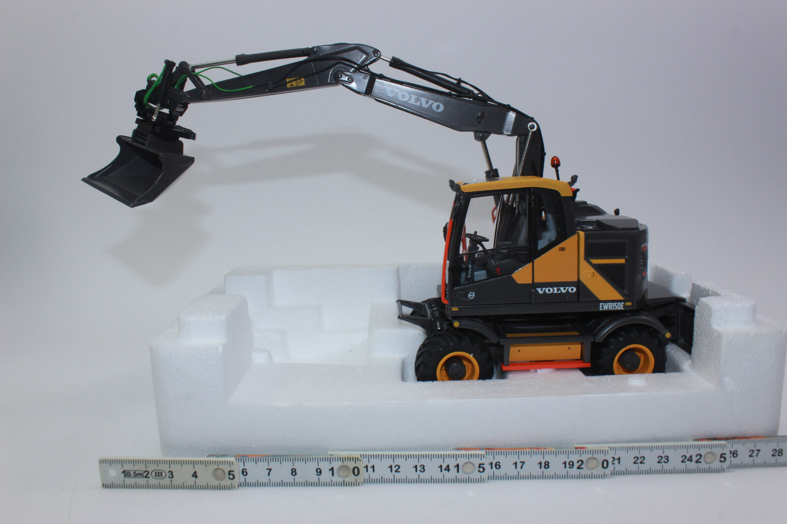 AT Collection 3200100 Volvo EWR 150 E Mobile Excavator 1:32 Nokian Tires New