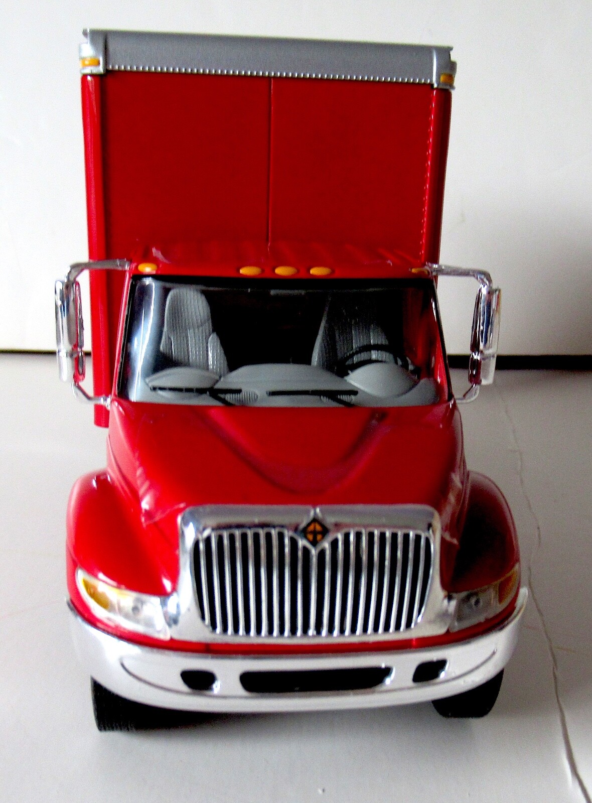 FIRST GEAR 19-2935 INTERNATIONAL 4400 SERIES COLLECTOR’S EDITION DRY GOODS VAN