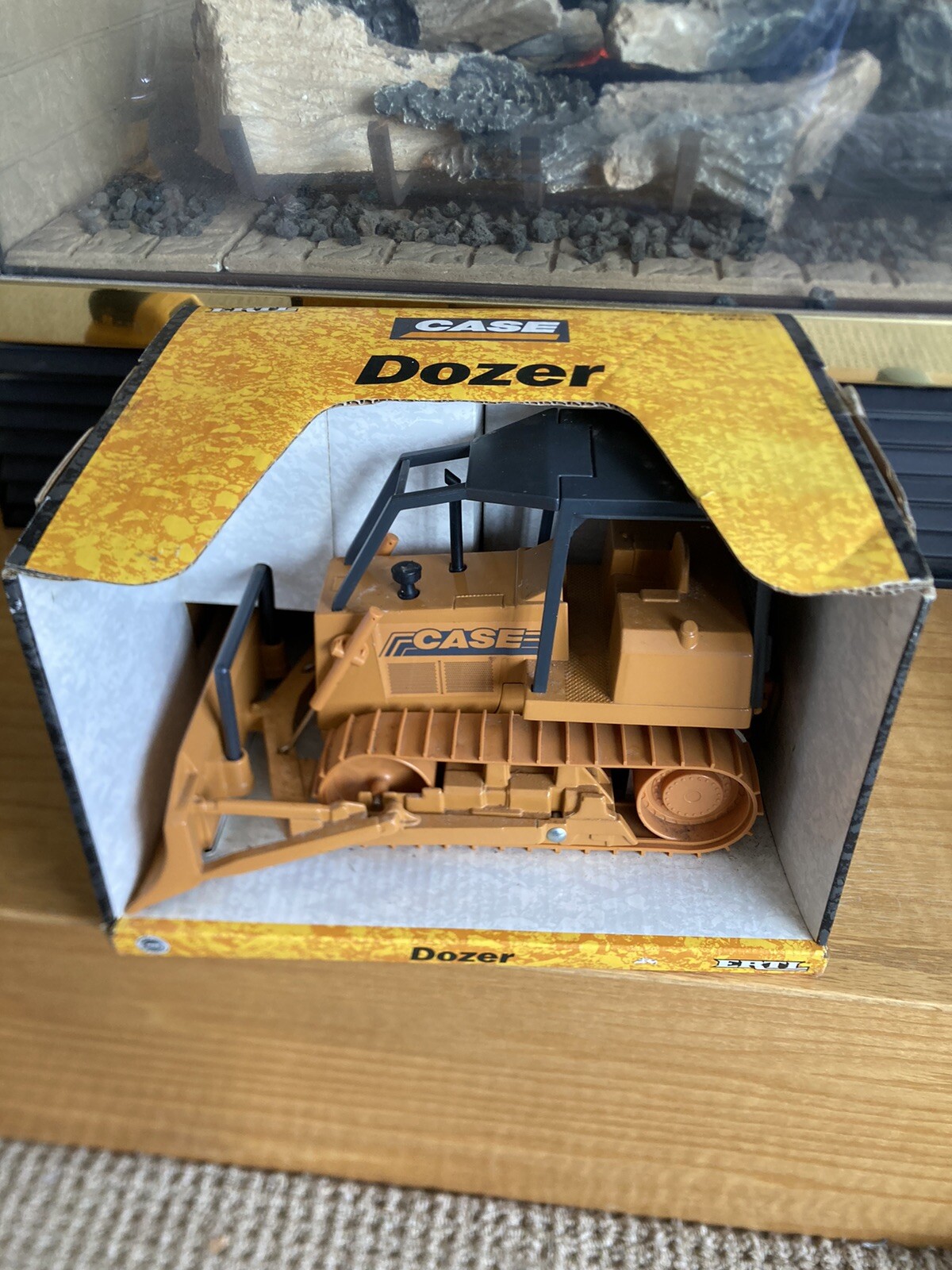 Case Dozer Bulldozer w/ Blade By Ertl 1/16 Scale NIB