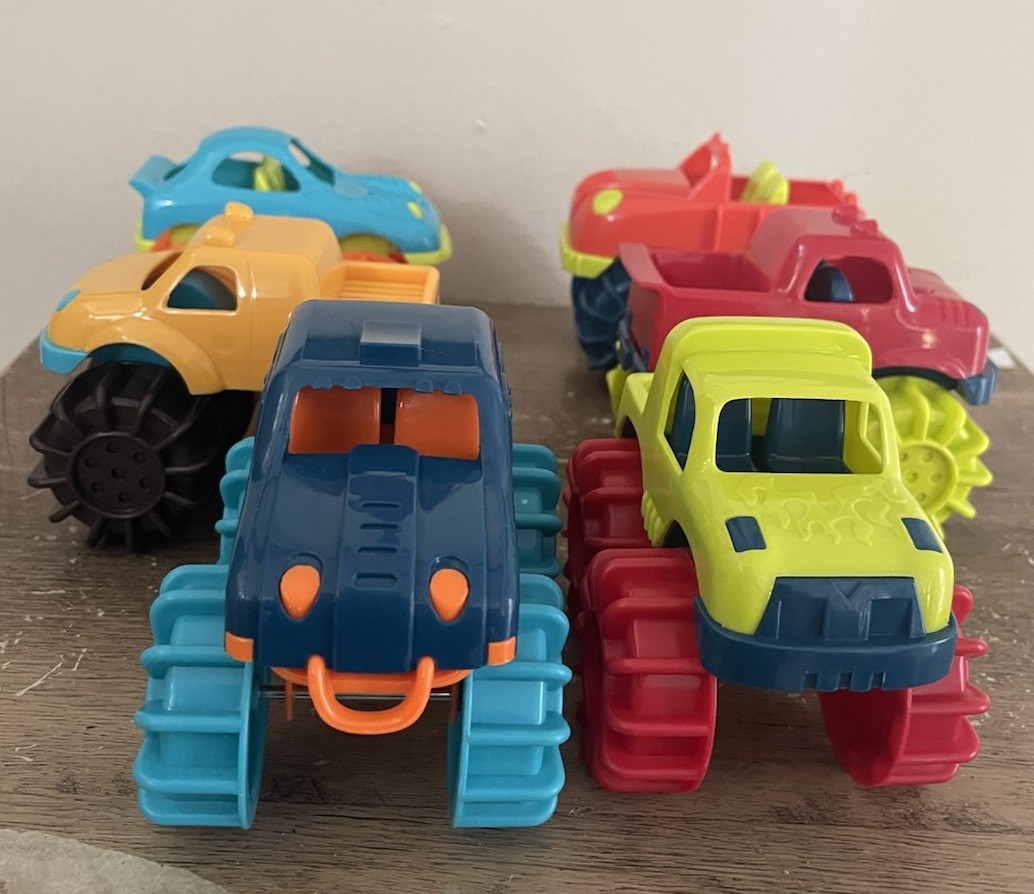 B. toys by Battat 6, 4″ Toy Cars – Water & Sand Vehicles, Beach Playset for Kids