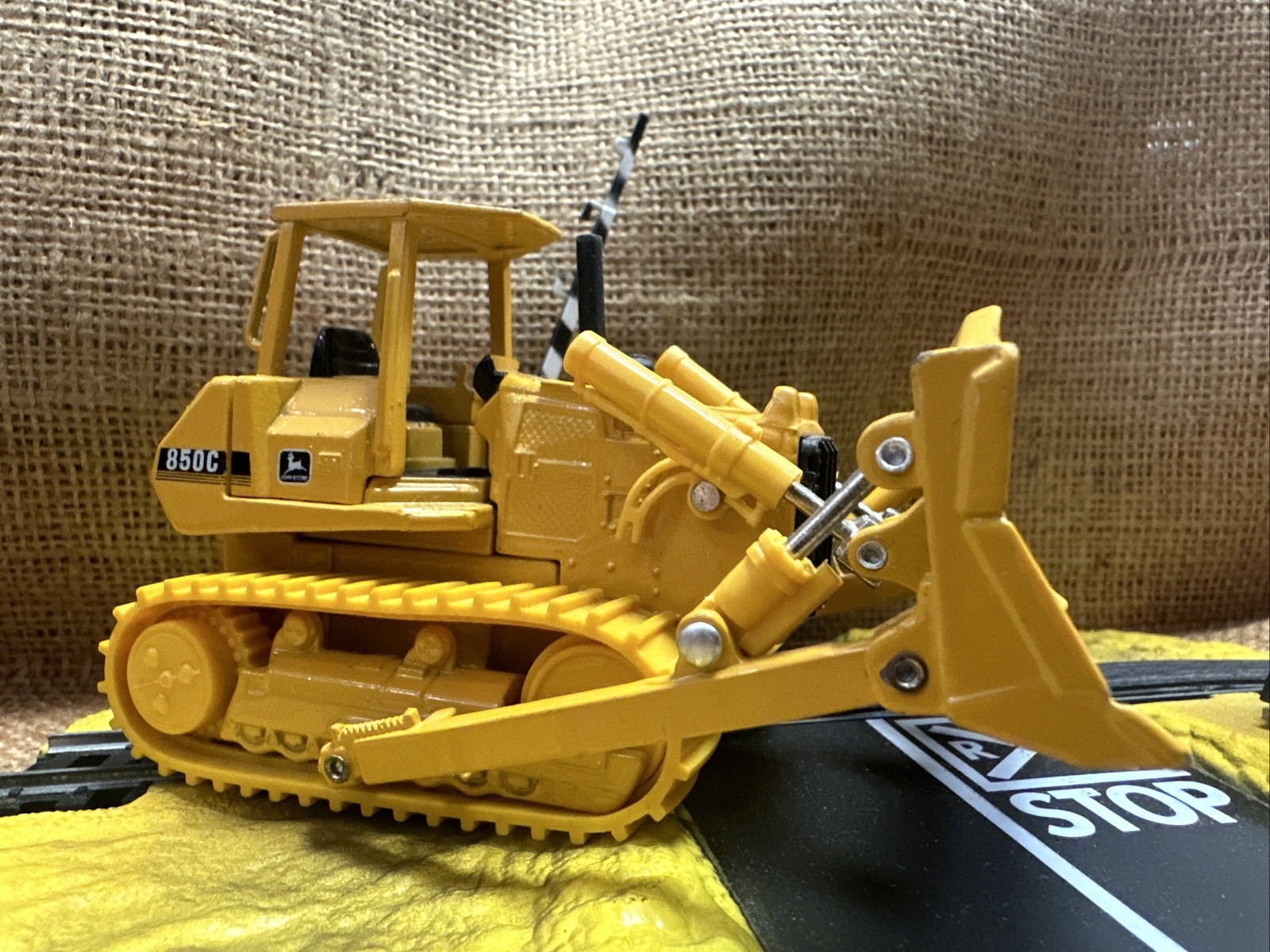 Ertl John Deere 1/50 Scale Die-Cast Replica 850C Bulldozer / crawler (c1)