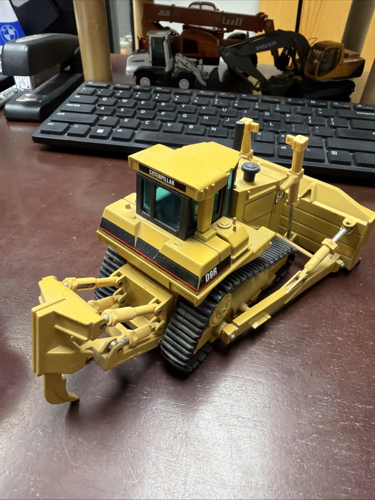 1:50 Caterpillar Cat D9R Dozer with Ripper – NZG