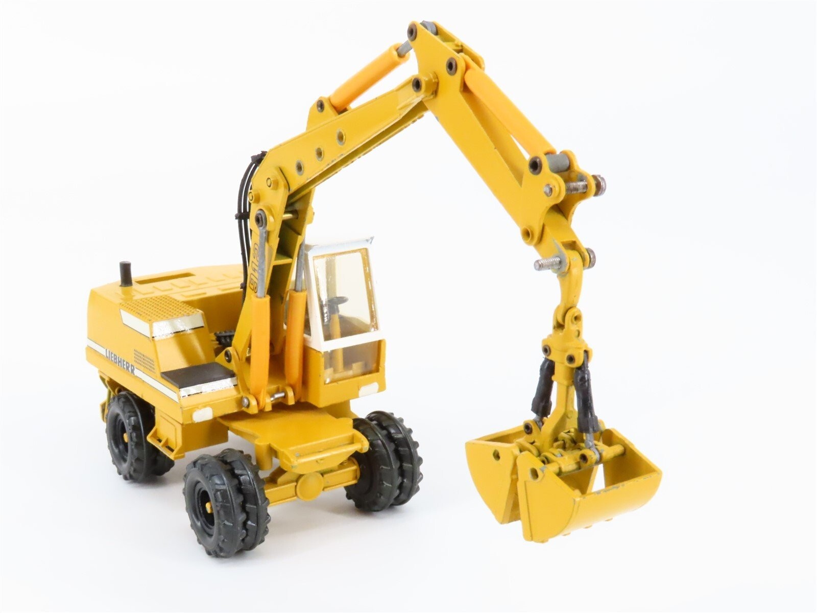 Liebherr A 912 Wheeled Excavator Clam and Bucket – Conrad 1:50 Scale Model #2822