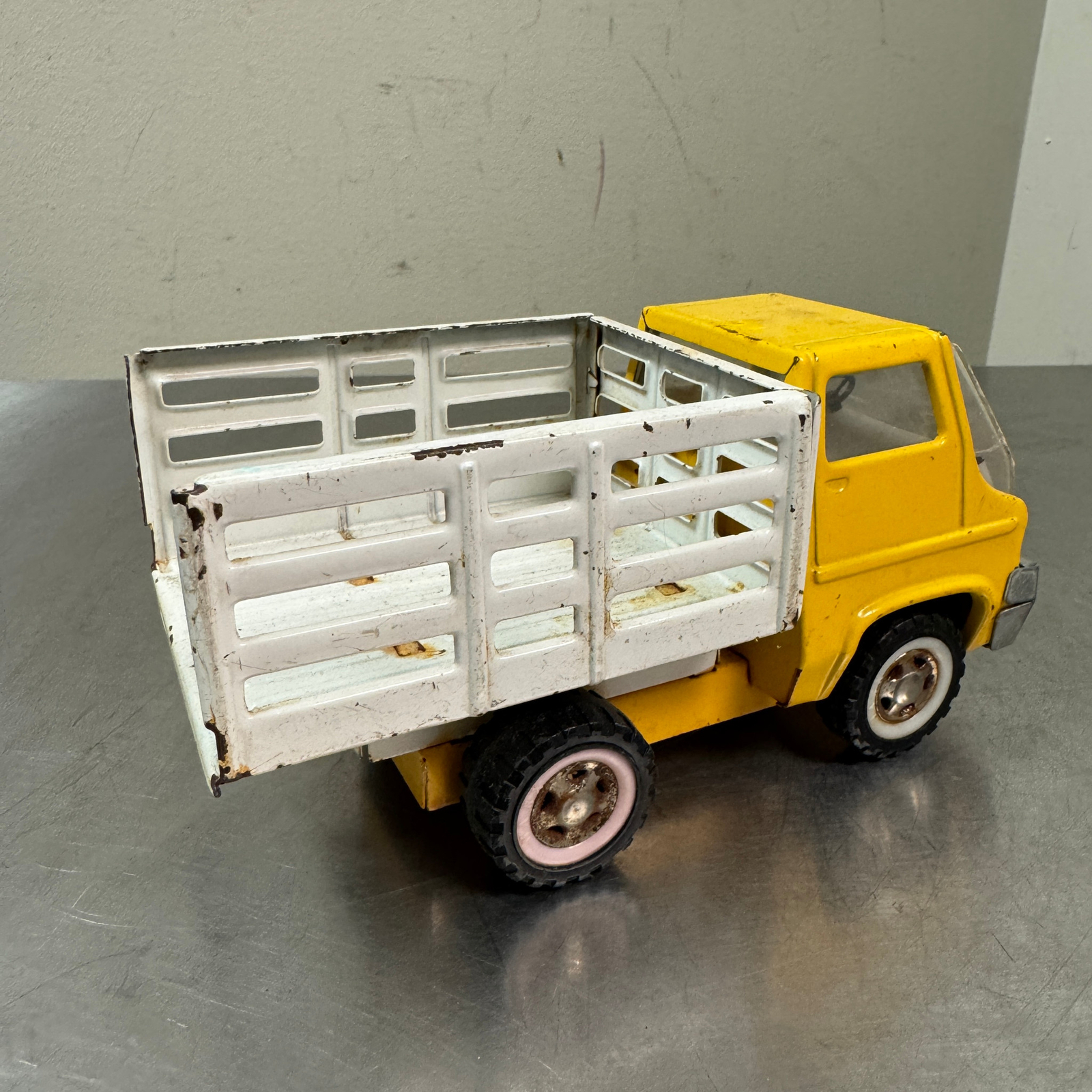 VTG Louis Marx 1967 Metal Cattle Truck Japan Yellow / White