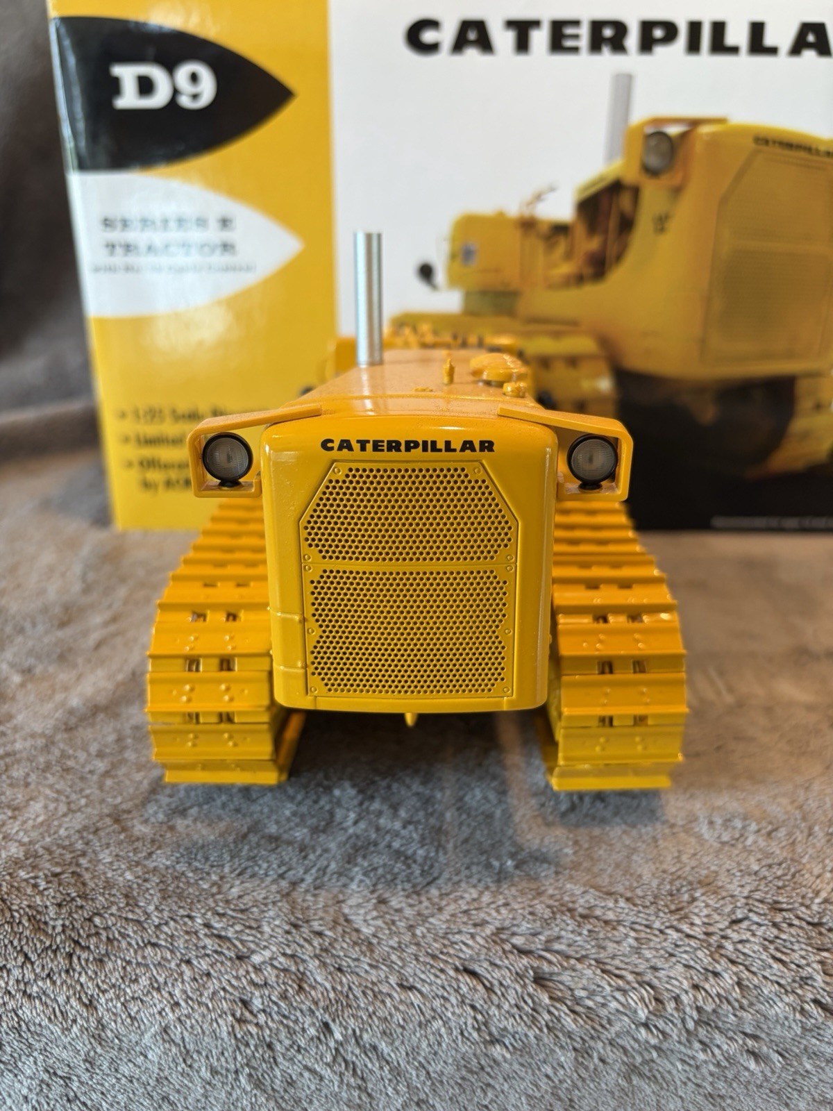 First Gear 49-0148 1:25 Diecast CAT D9 Series E Tractor w/ No.29 Cable Control