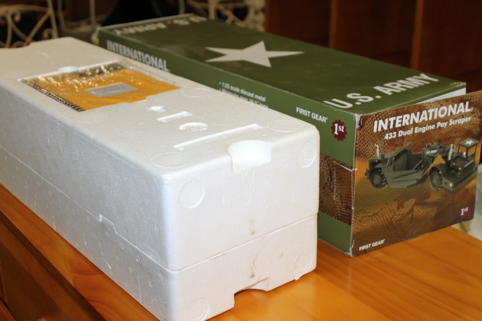 First gear International US Army Pay Scraper in BOX 1:25- Construction Truck