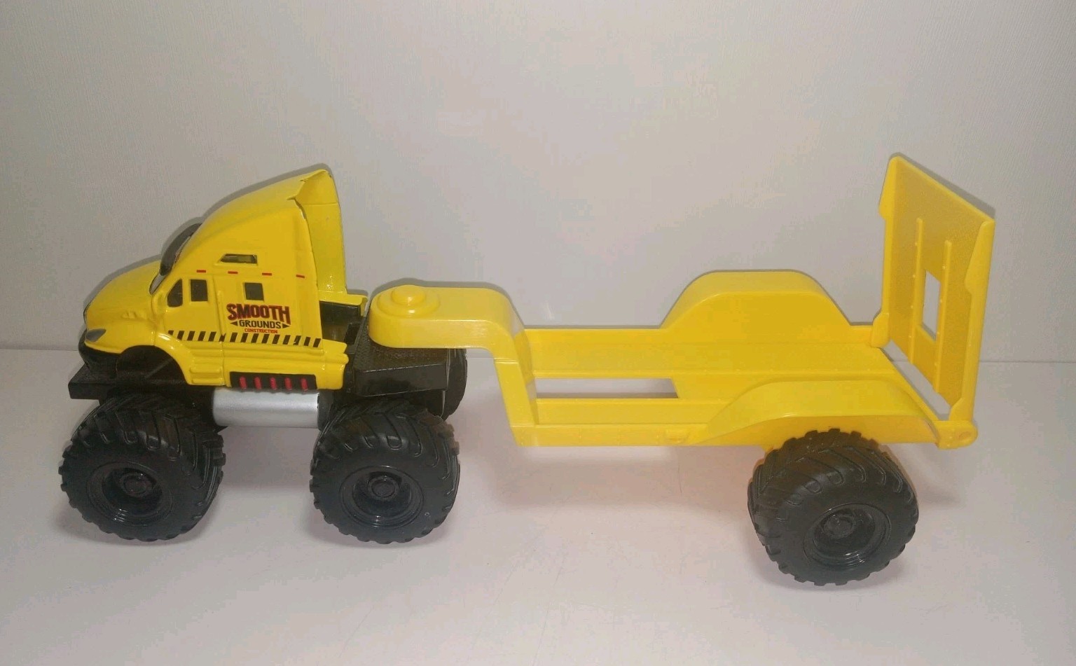 Maisto Smooth Ground Construction Quarry Hauler With Friction Motor “Push & Go”