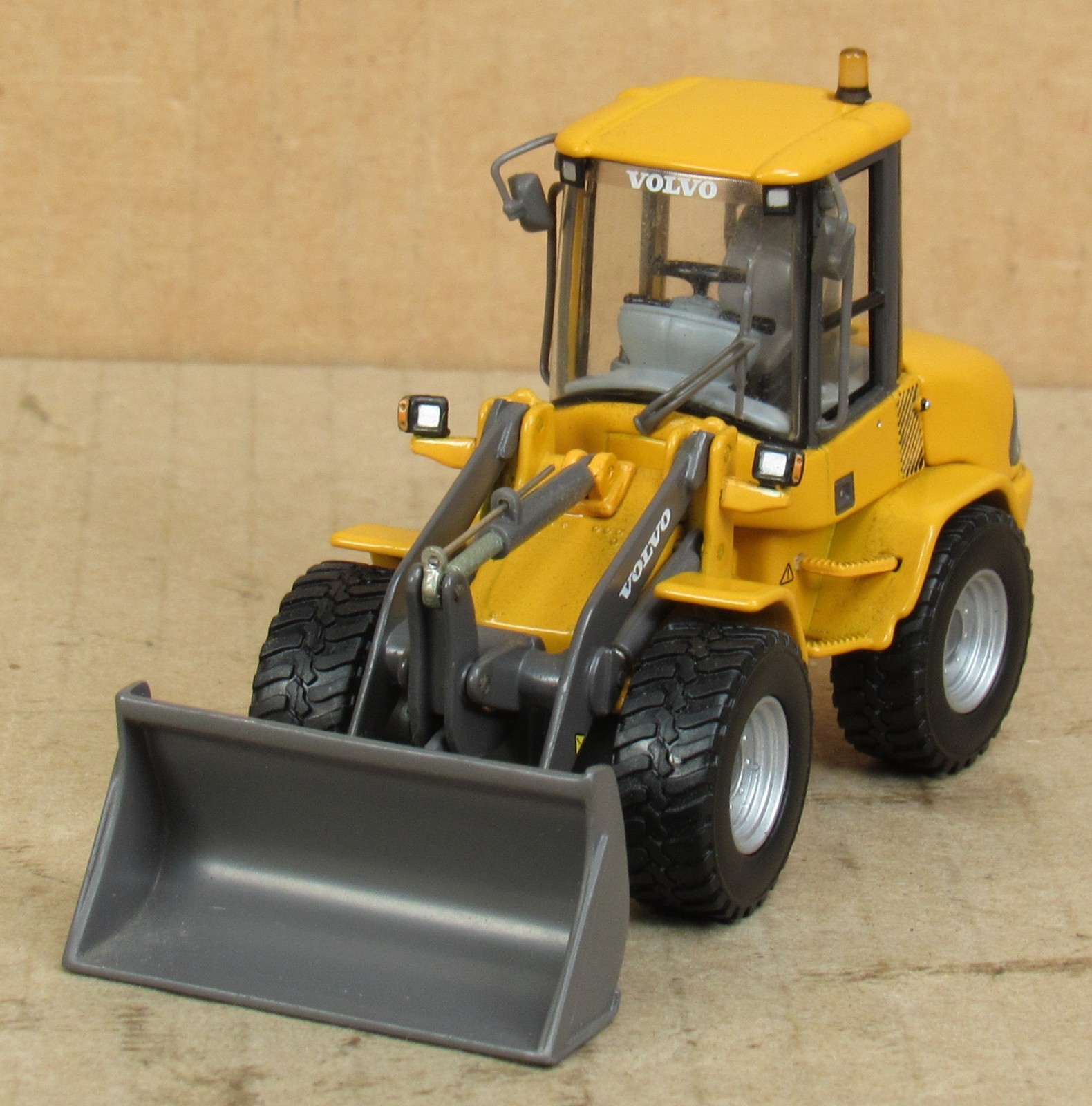 Motorart 300035 – Volvo L30B Wheeled Loader – 1:50 Scale (no box)