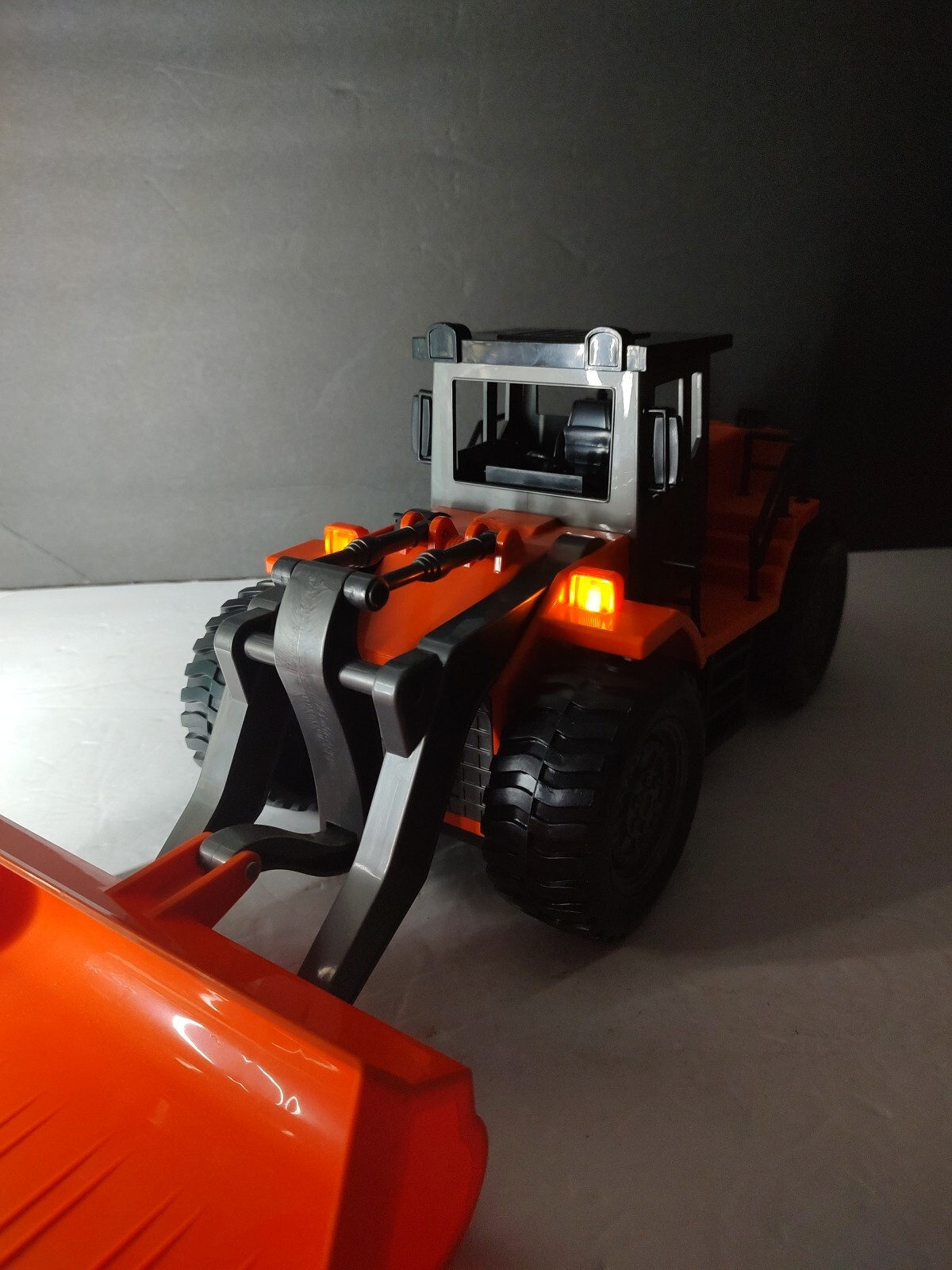 Battat Driven 1/14 Scale Large 19″ Front End Bucket Loader Construction Vehicle