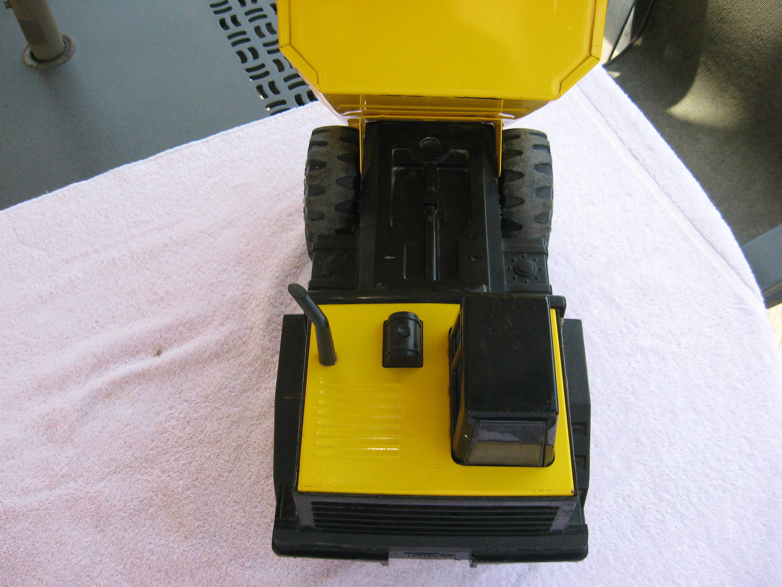 1993 TONKA NO. 768 MIGHTY DUMP TRUCK 16″ LENGTH~ PRESSED-STEEL
