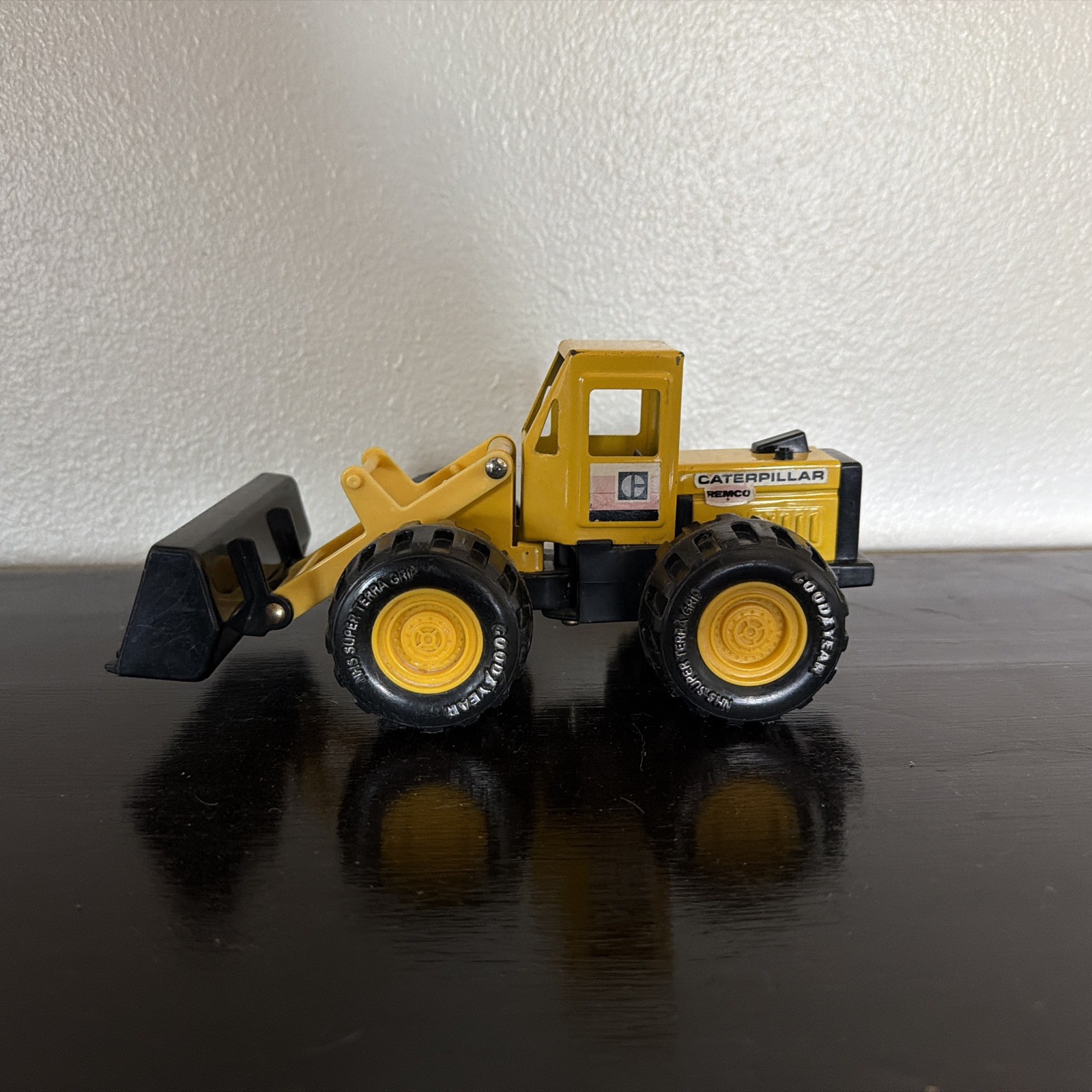 Vintage 1986 Caterpillar Front Loader Bucket Yellow and Black Tractor Truck