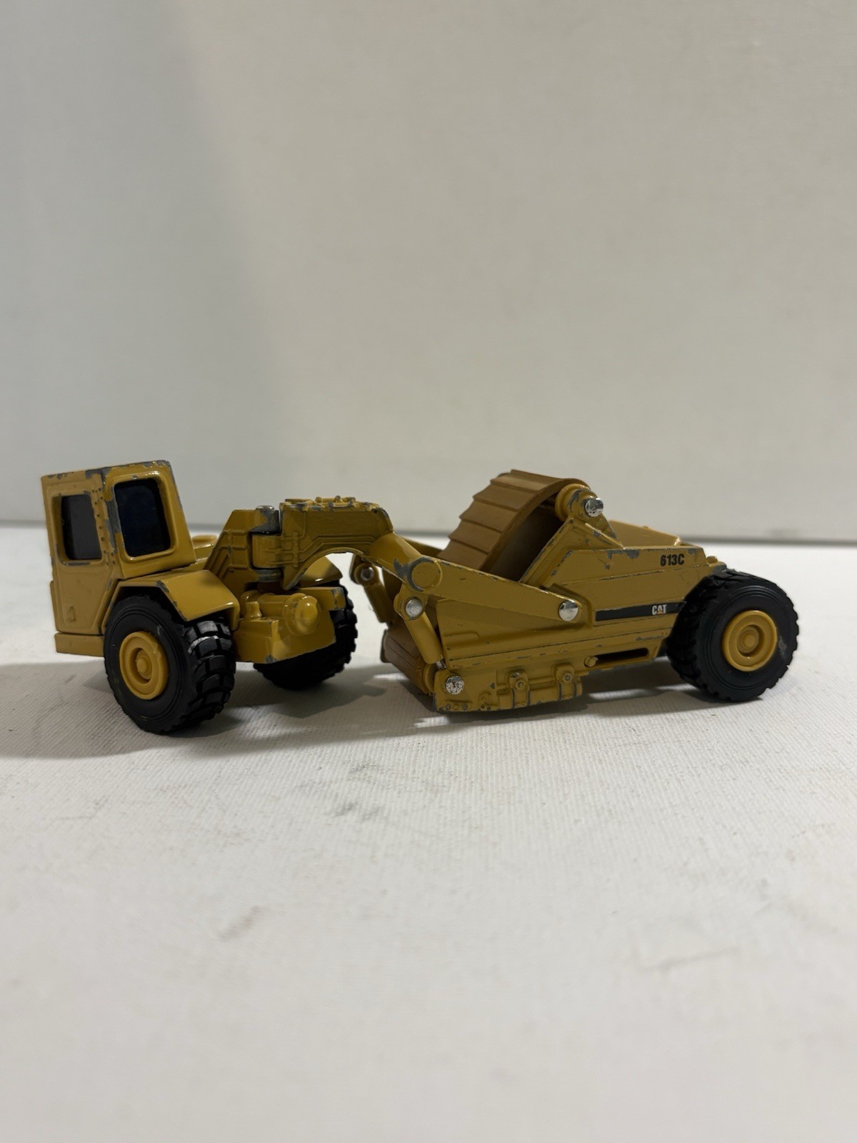 ERTL Caterpillar 613C Diecast Wheel Tractor Scraper Construction Truck
