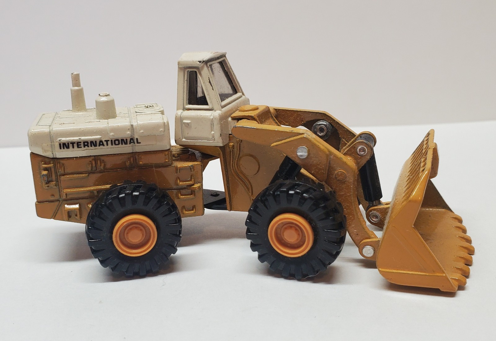 Ertl International Harvester Front End Loader 1/80 Scale