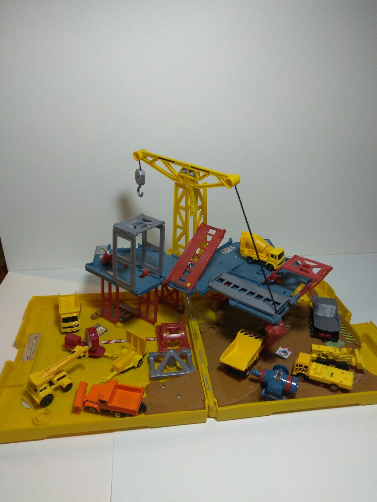 MAISTO 2002 Tonka and Matchbox Diecast and Plastic – Assorted lot of 11with Case