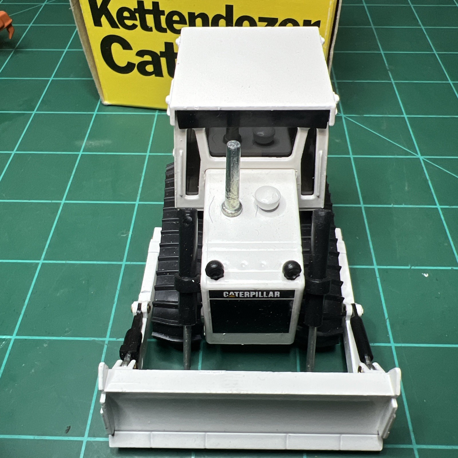 Caterpillar Cat D4E Dozer – NZG 1:50 Scale Diecast #205 White Edition