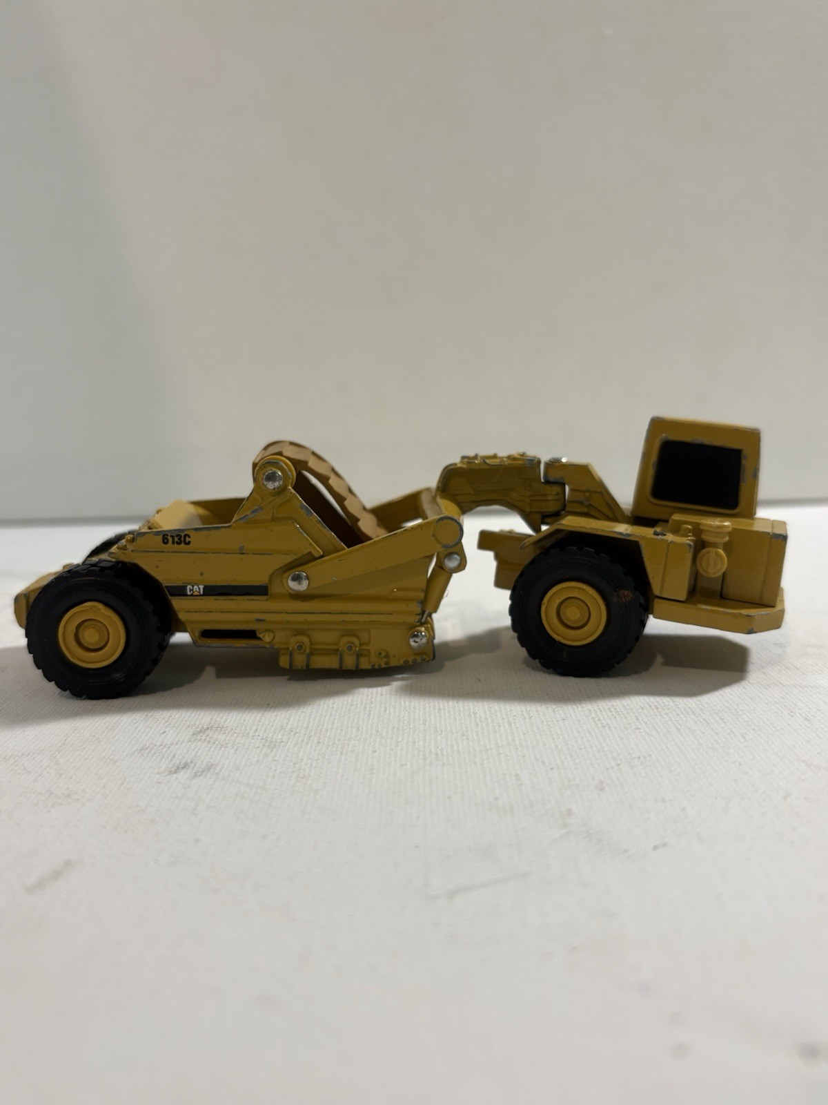 ERTL Caterpillar 613C Diecast Wheel Tractor Scraper Construction Truck