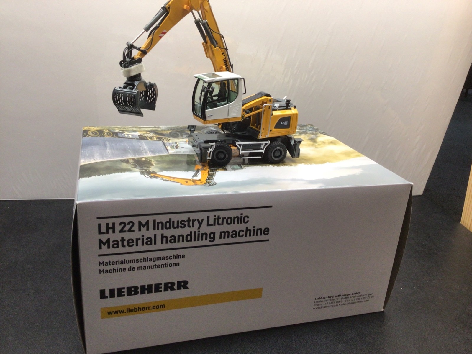 NZG 10012 Liebherr LH22 Material Handler 1/50 MIB
