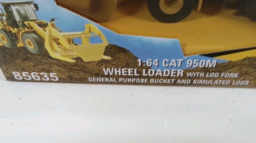 1/64 Caterpillar CAT 950M Wheel Loader W/ Log Fork,Bucket & 2 Log Poles 85635 MB
