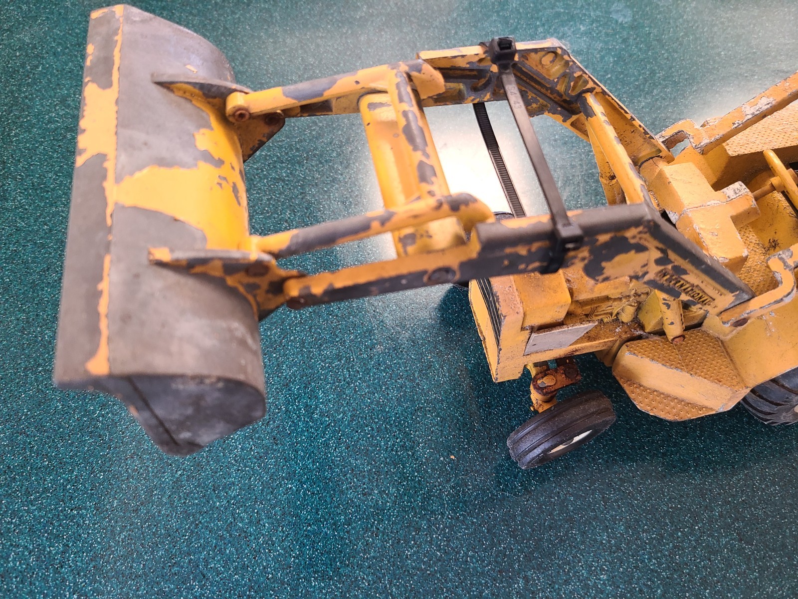 Vintage ERTL 2676 Yellow International Harvester #472 Backhoe Loader ~20” Metal
