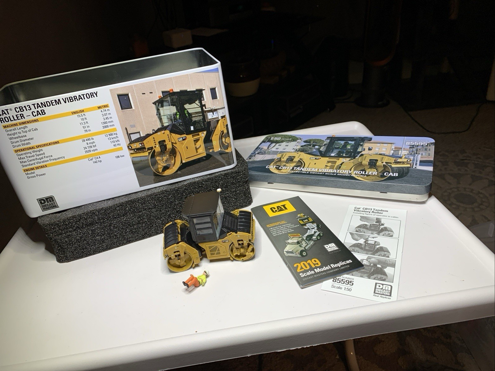 Caterpillar Cat CB-13 Vibratory Roller Cab 1:50 Scale Diecast Masters 85595