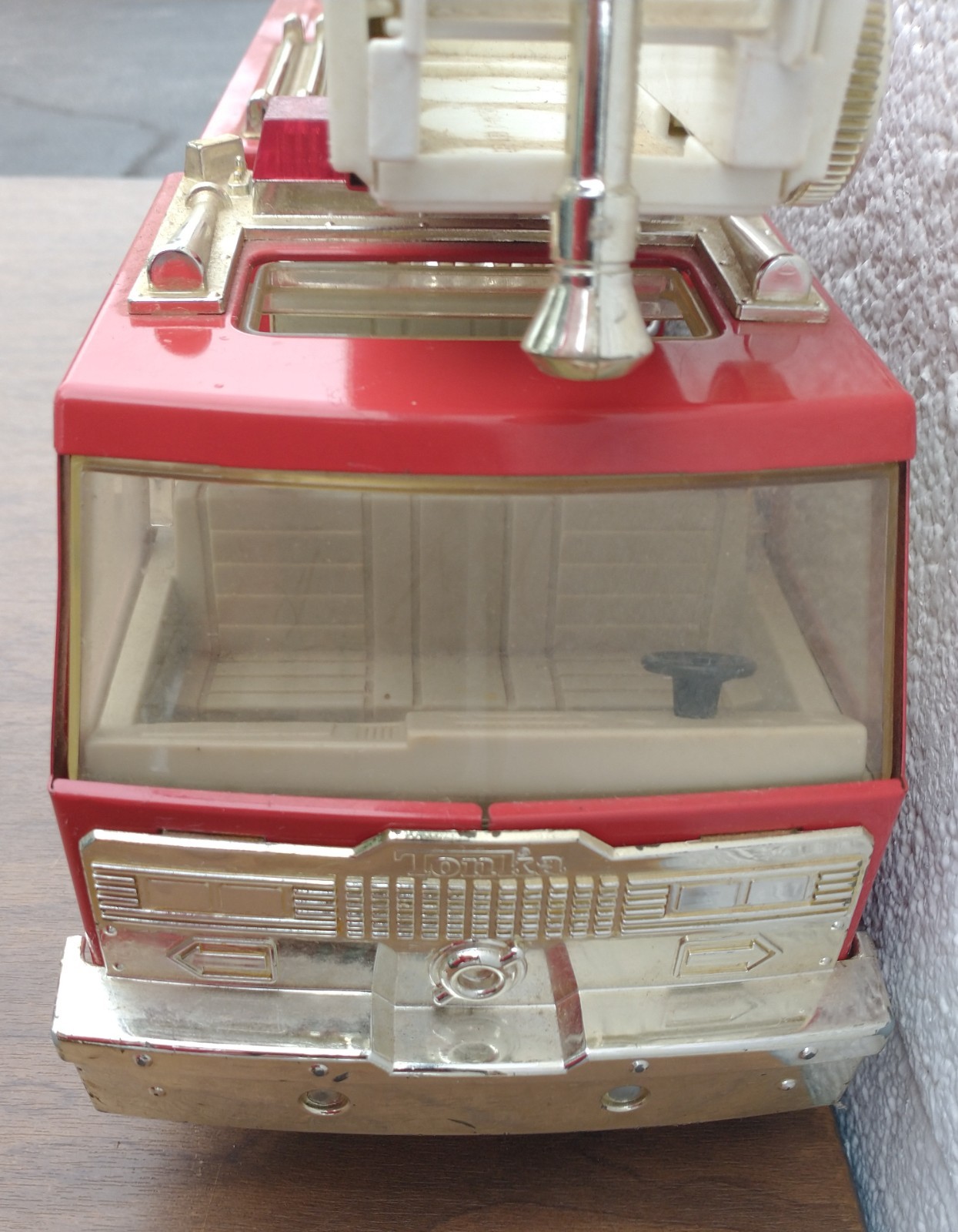 Tonka Firetruck 33105 Hook n’ Ladder Crank Siren Ladder 2 Section USA Figure