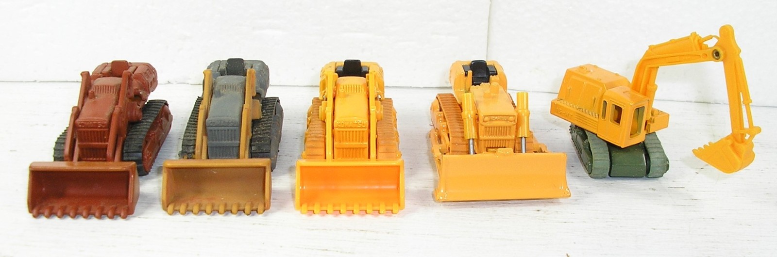 5 TOMICA Die-Cast KOMATSU Construction Vehicles: 4 Dozers 1/87, Excavator 1/103