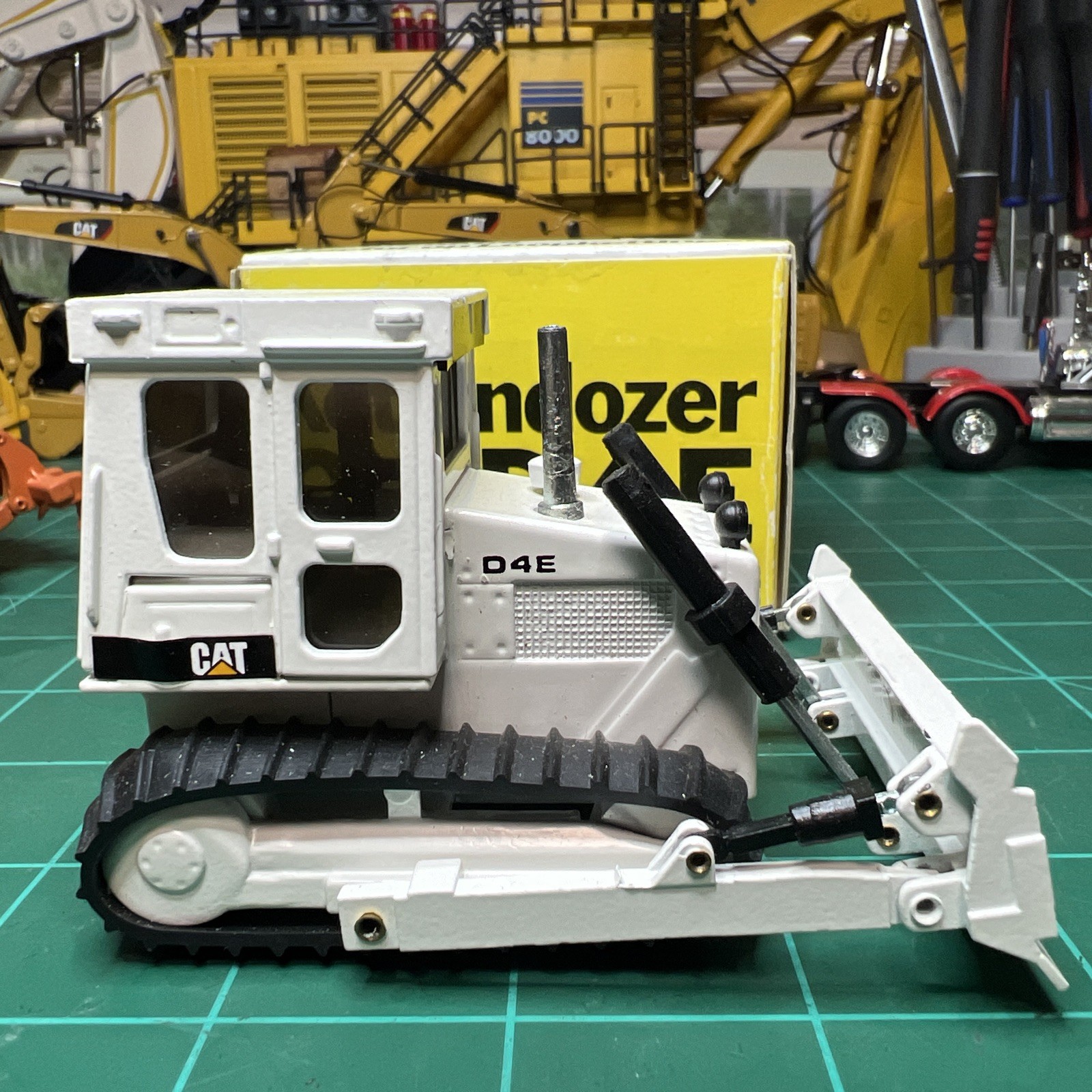 Caterpillar Cat D4E Dozer – NZG 1:50 Scale Diecast #205 White Edition