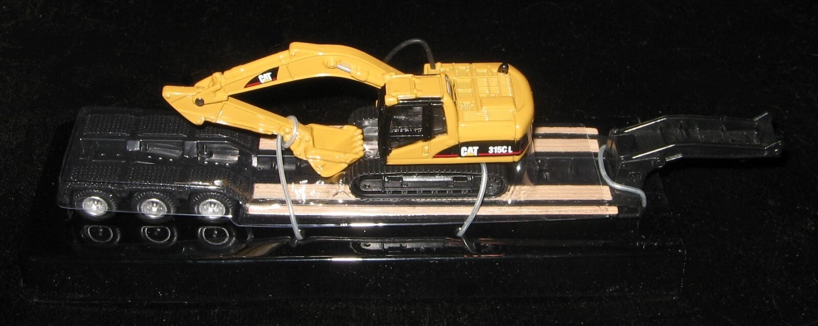 DCM 84415 CAT 315C L Excavator & Trailer w/Volvo Tractor 1/87 HO Die-cast NEW