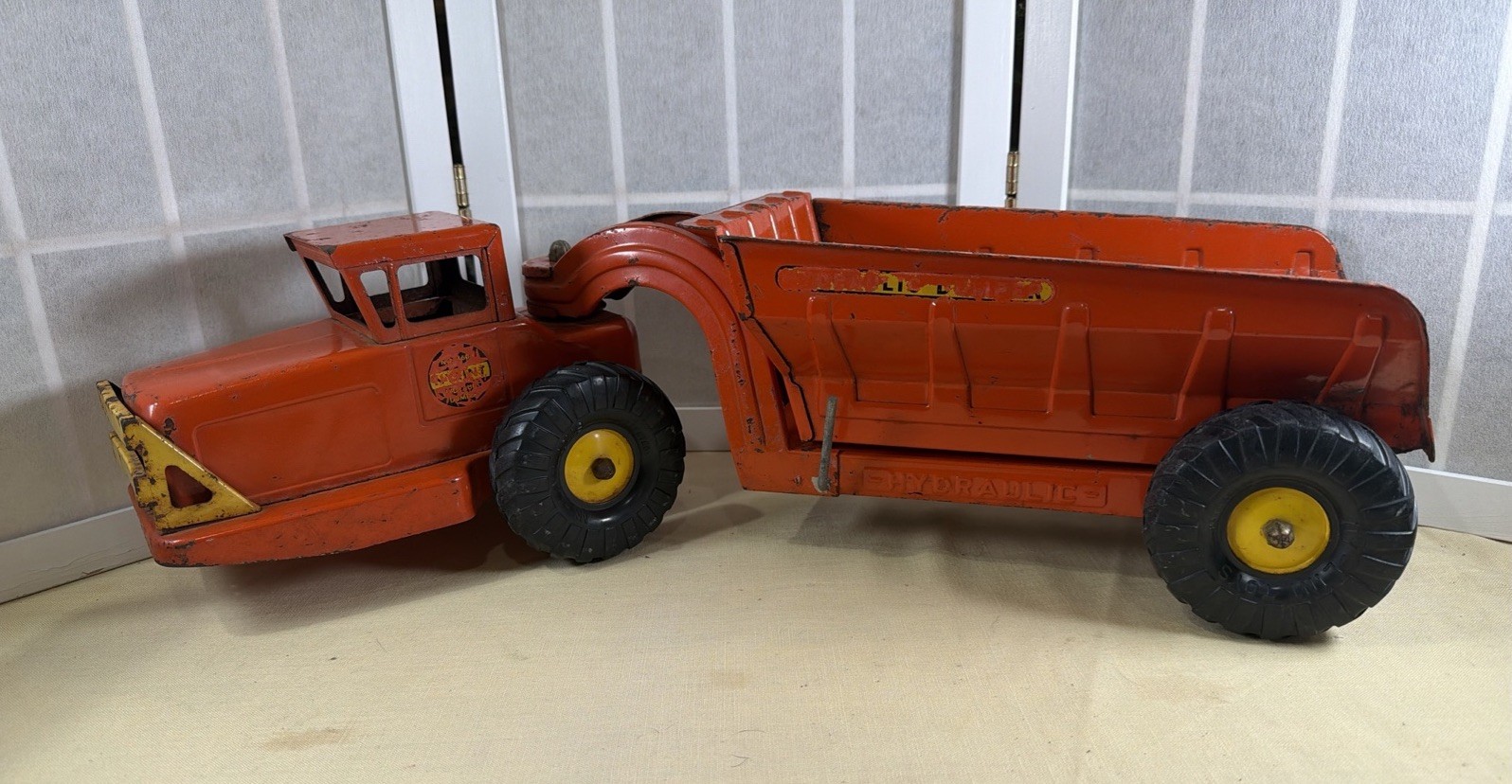 1959 – 1962 NYLINT #4600 Hydraulic Dumper Toy – Strong Hydraulic Dump piston!