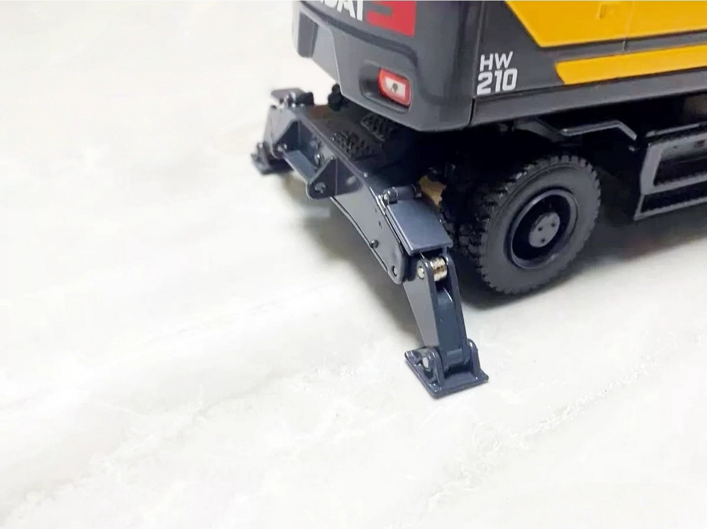 1/35 Scale HW210 Wheel Excavator Diecast Model Toy Collection NEW