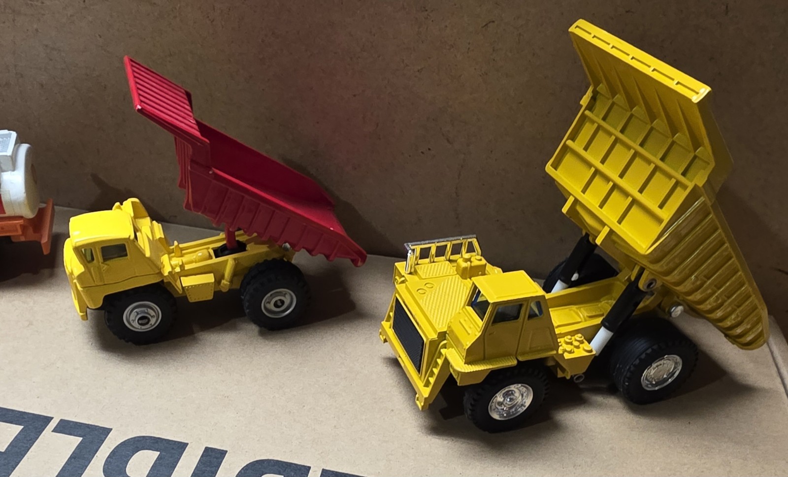 4 Shinsei Mini Power 13 Bulldozer, 40 Caterpillar 777 Truck, 10 Heavy Dump Truck