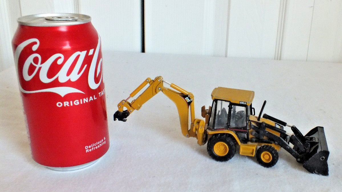 Small heavy equipment backhole loader caterpillar Norscot 55061 die cast 1:50