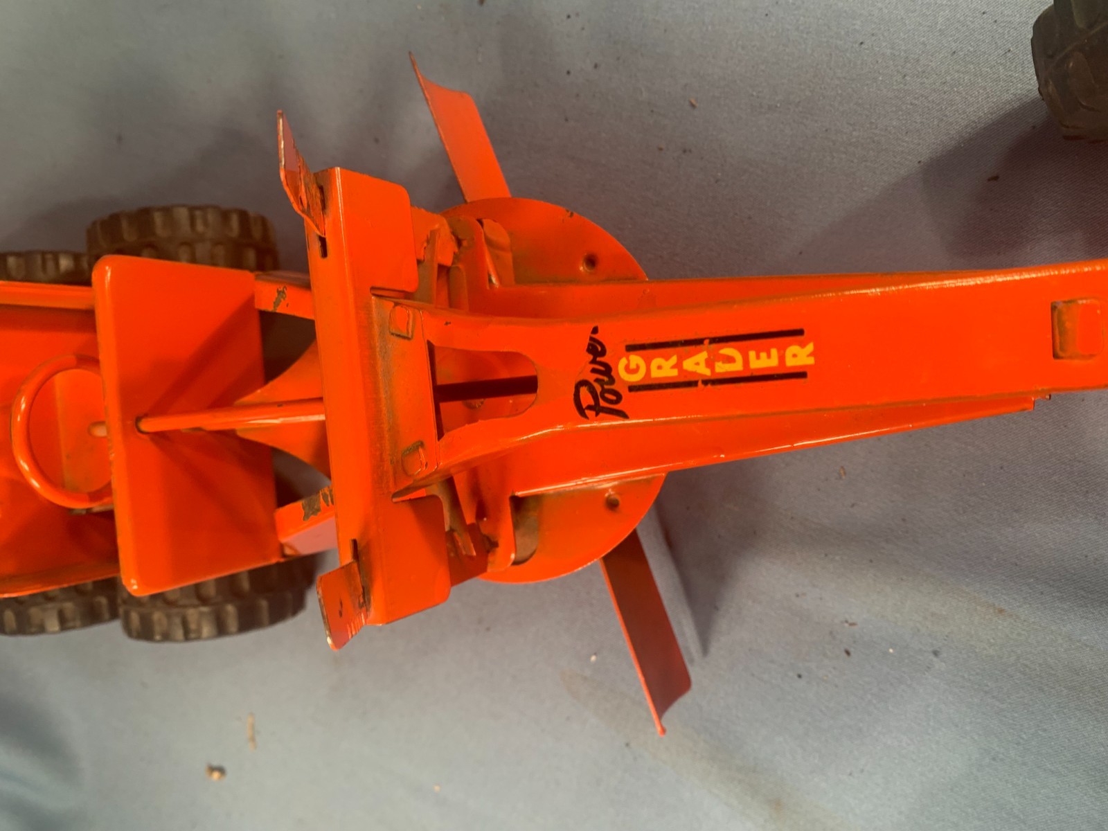 VERY NICE 1950s PRESSED STEEL WYANDOTTE TOYS 19 INCH ORANGE ROAD GRADER