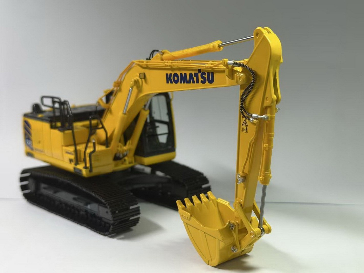 1/50 Scale KOMATSU PC220LCi-12 Hydraulic Excavator Diecast Model Toy Gift