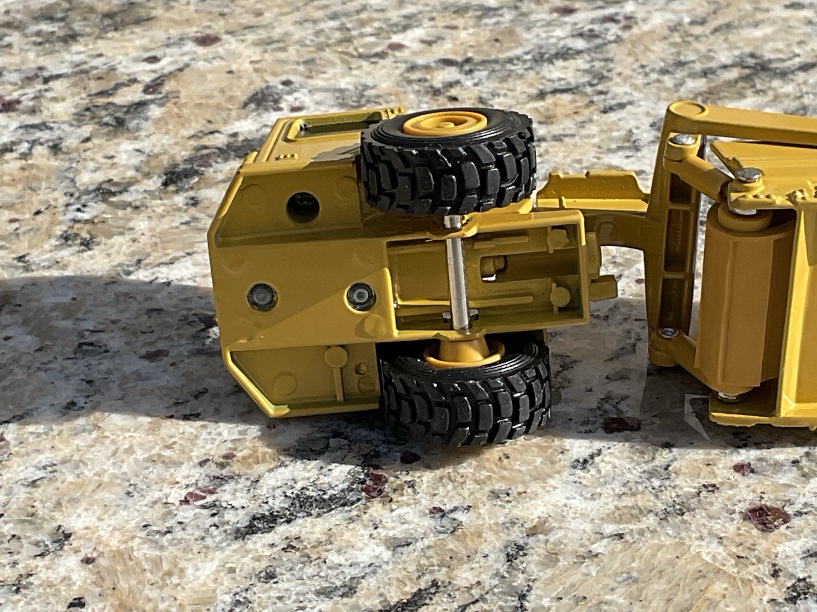 ERTL Caterpillar 613C Diecast Earth Mover Elevating Scraper Broken Belt Incl.