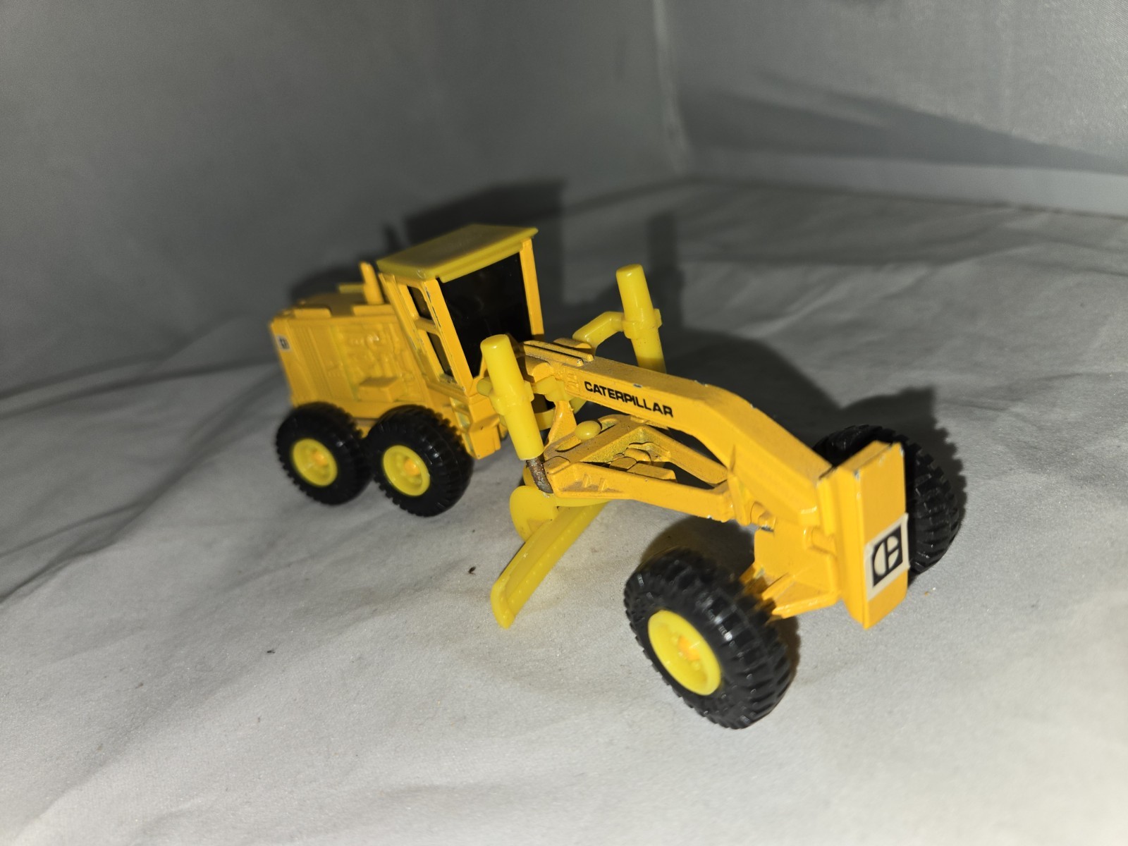 Vintage Ertl Mighty Movers Caterpillar Road Grader 6″ Die-Cast Pre-owned
