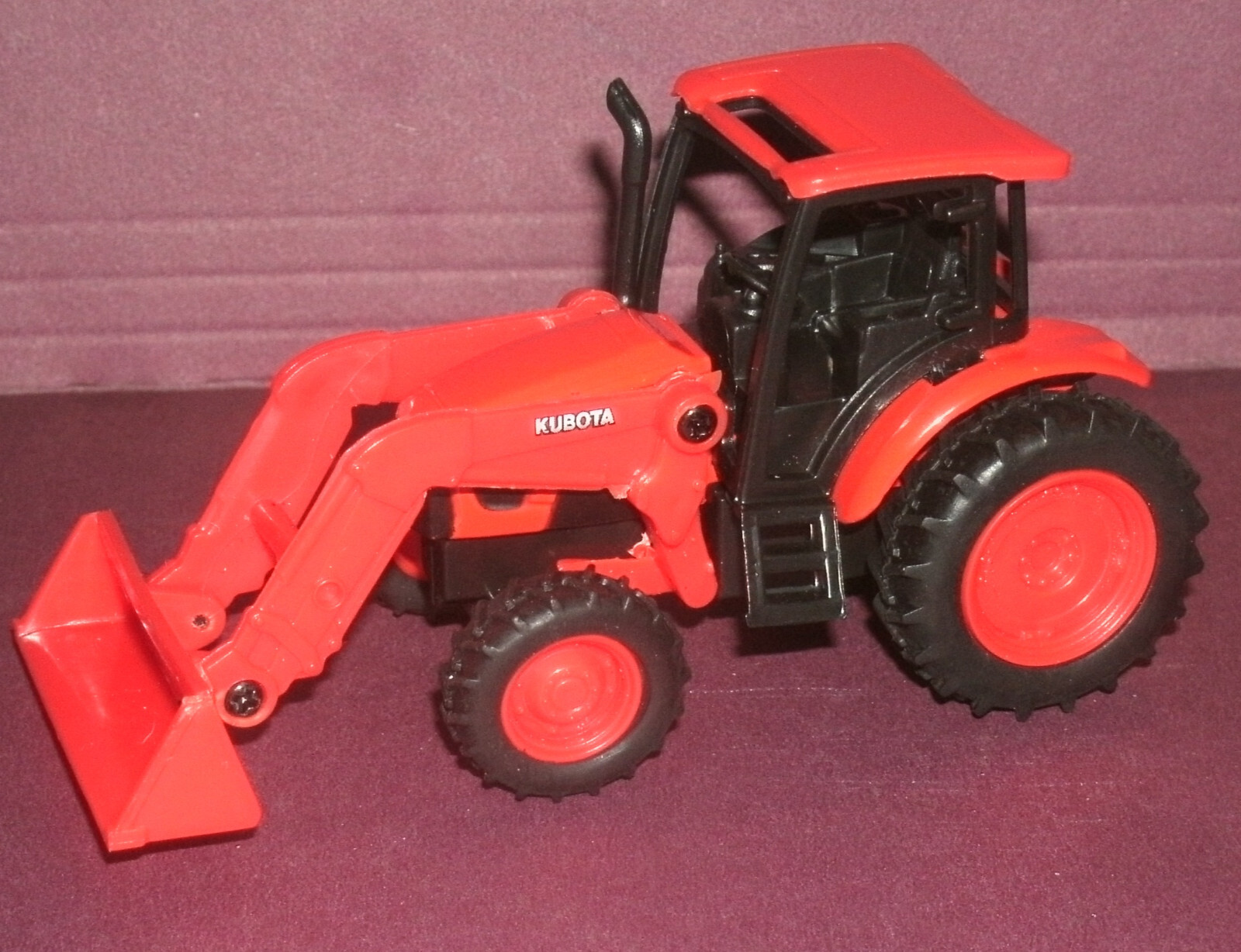 1/43 Scale Kubota M5-111 Utility Tractor w/ Loader Toy Model (4″) New-Ray 34197