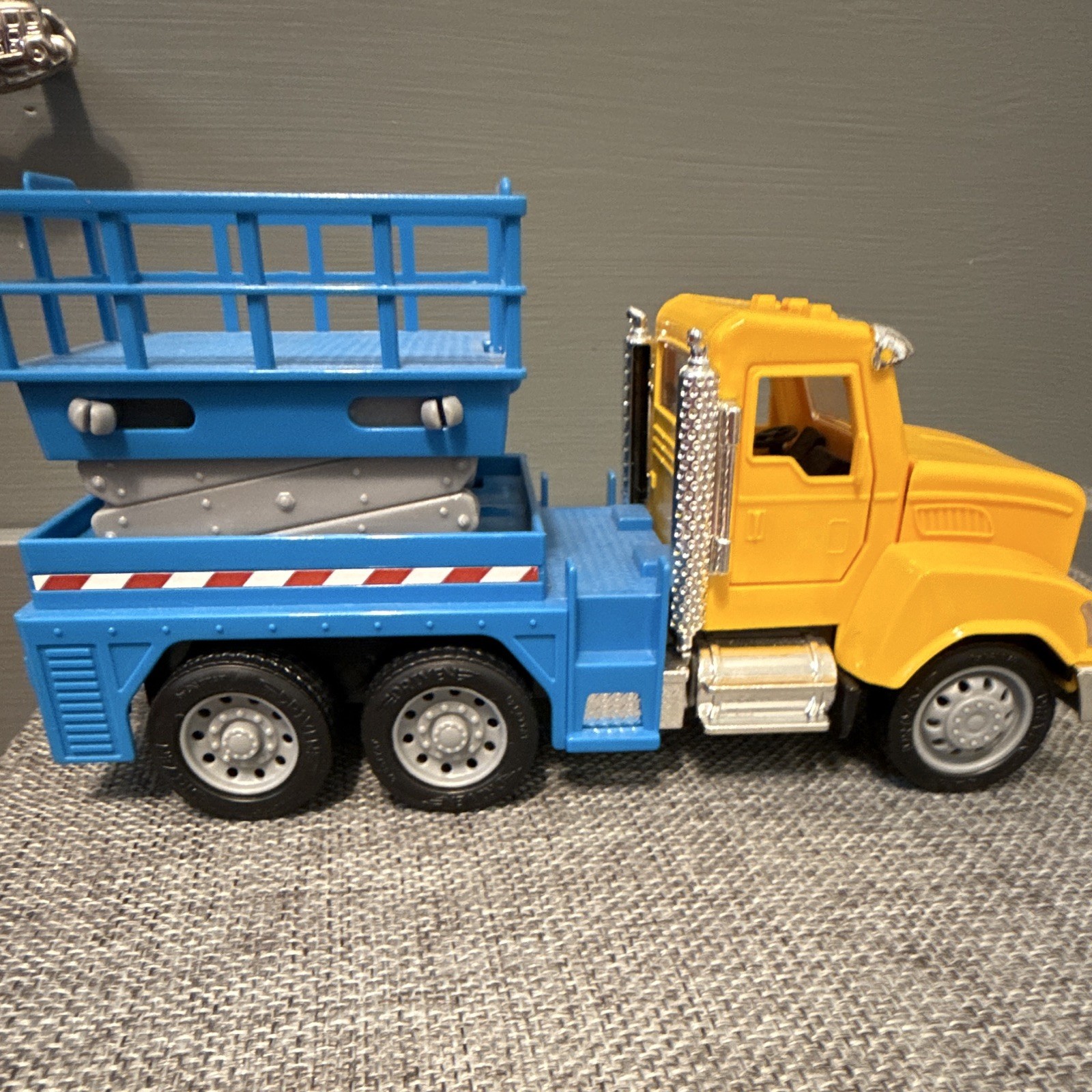 Driven by Battat Mack Scissor Lift Truck 1:16 Yellow/Blue Plastic Moving Parts